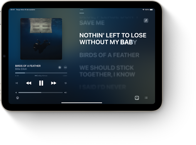 iPad mini na horizontal mostrando o Apple Music com as letras da música.