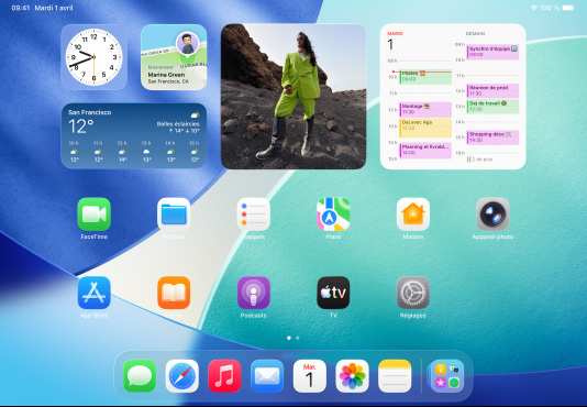 Trois modèles d’iPad, orientation paysage, avec le modèle au centre devant les deux autres, un Apple Pencil fixé de façon magnétique à son sommet, l’écran central montre l’écran d’accueil où s’affichent des icônes d’app colorées à effet Liquid Glass, l’écran de gauche montre l’app Aperçu, l’écran de droite montre l’écran d’accueil avec des fichiers qui sortent du Dock
