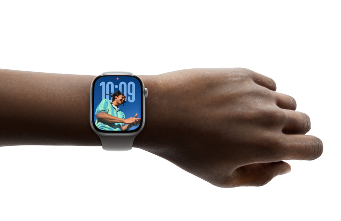 Ένα άτομο φοράει το Apple Watch Series 11 με την πρόσωση ρολογιού Φωτογραφίες