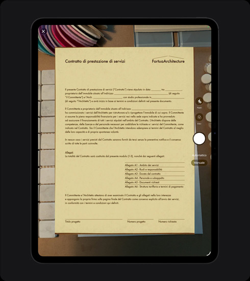 Un iPad Pro nero siderale in verticale visto di fronte, il display mostra la scansione di un documento intitolato “Contratto di prestazione di servizi”, con testo e firma ben visibili