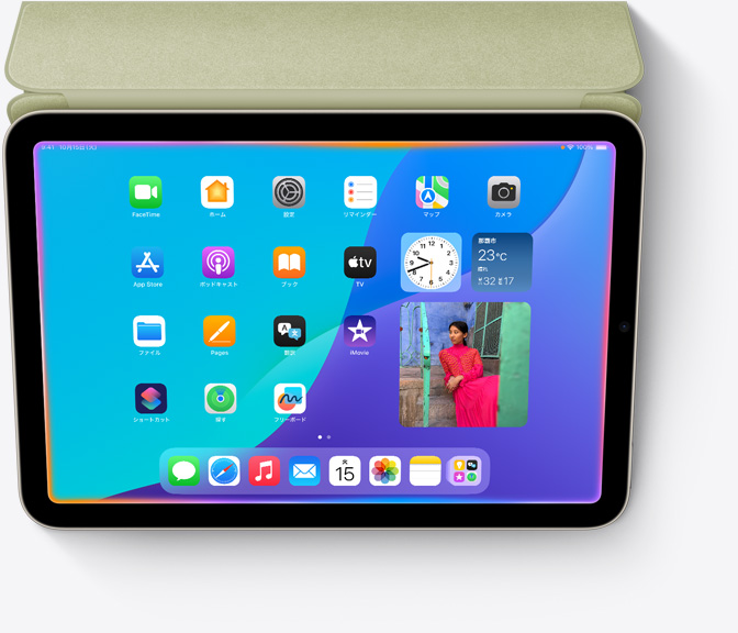 画面の縁を囲うように光り輝く、まったく新しいデザインのSiriがiPadデバイス上で起動している