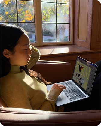 Людина в кріслі з MacBook Air