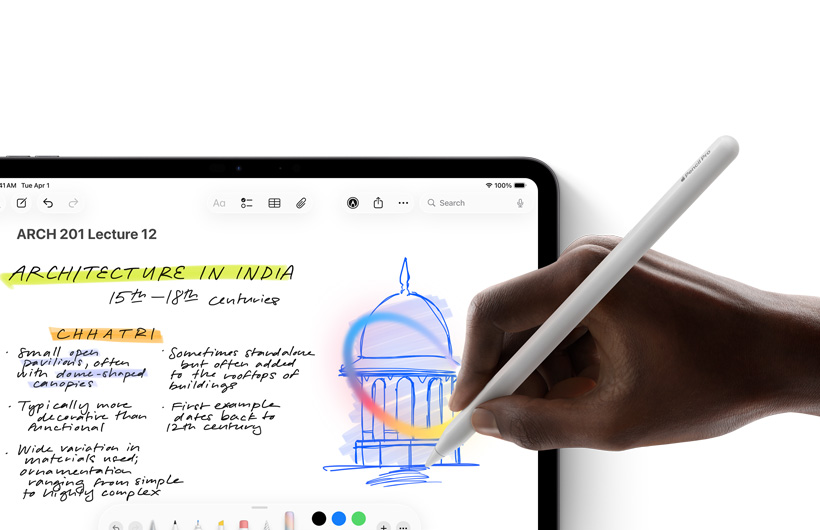 Tangan yang memegang Apple Pencil menggambar lingkaran di sekeliling sketsa di aplikasi Catatan pada iPad.