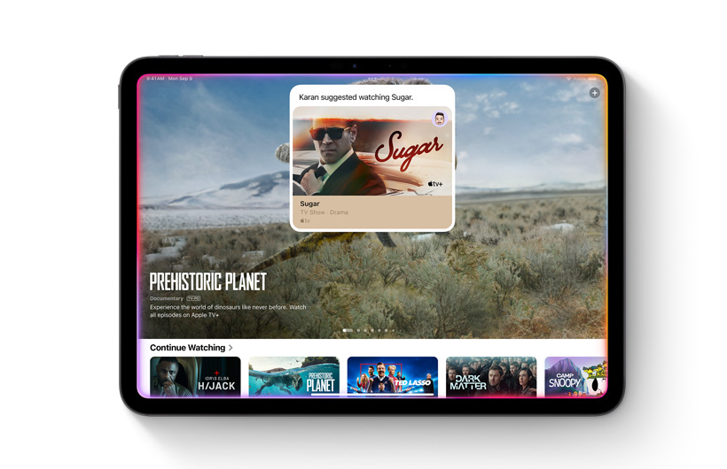 Pemberitahuan di aplikasi Apple TV+ mengingatkan Anda bahwa seorang kontak berbagi rekomendasi acara dengan Anda