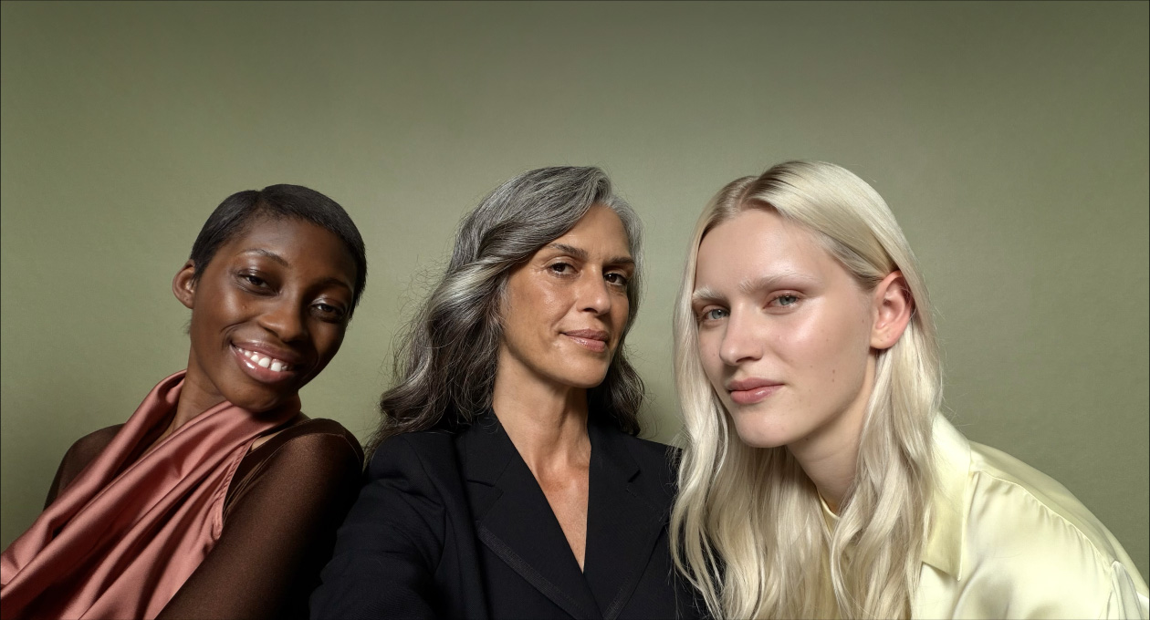 iPhone 17 Pro camera app, Centre Stage for photos demonstrating a group selfie