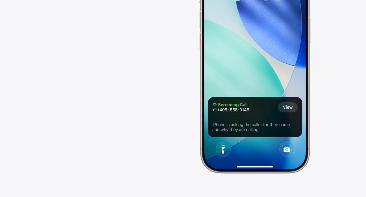 iPhone, pohled na spodní část zamknuté obrazovky, je vidět oznámení funkce Prověřování hovorů s textem: „iPhone se volajícího ptá na jméno a důvod, proč volá.“