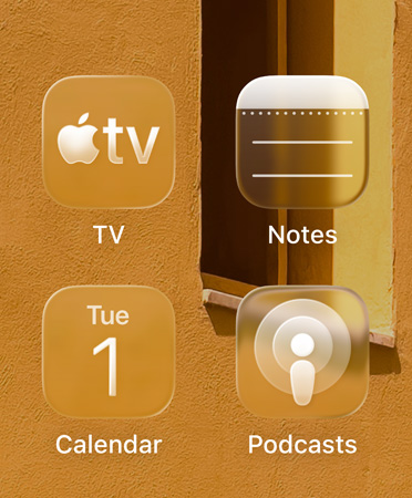 Pohled zblízka na nové tónované ikony aplikace Apple TV, Poznámek, Kalendáře a Podcastů
